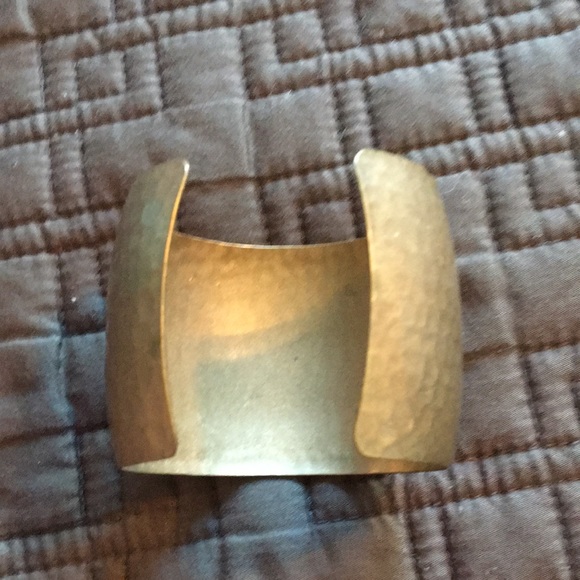 🍋 Hammered Metal Cuff Bracelet - Picture 3 of 3